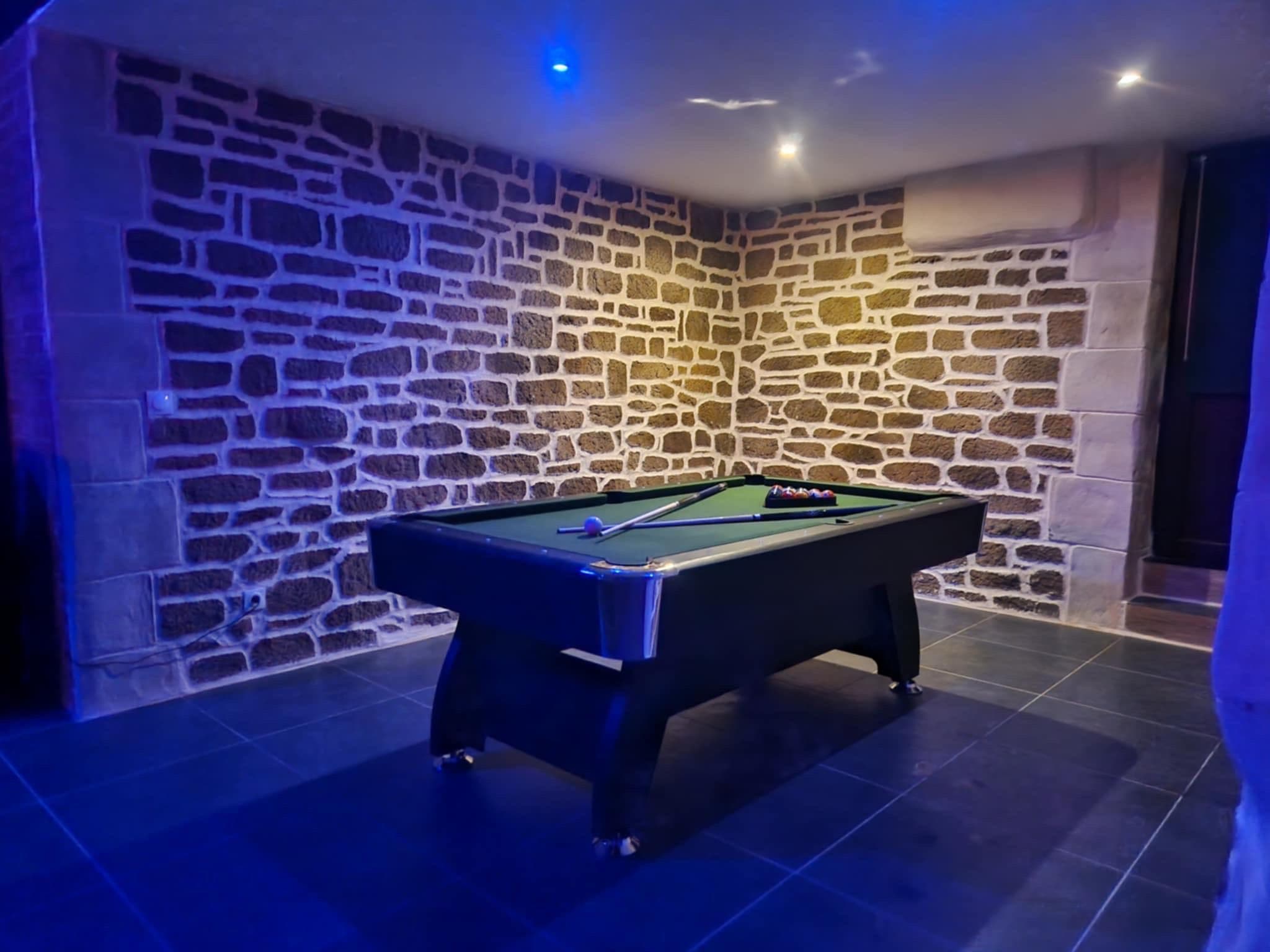 Table de billard dans le spa privatif Une bulle de sparadis à Trélon