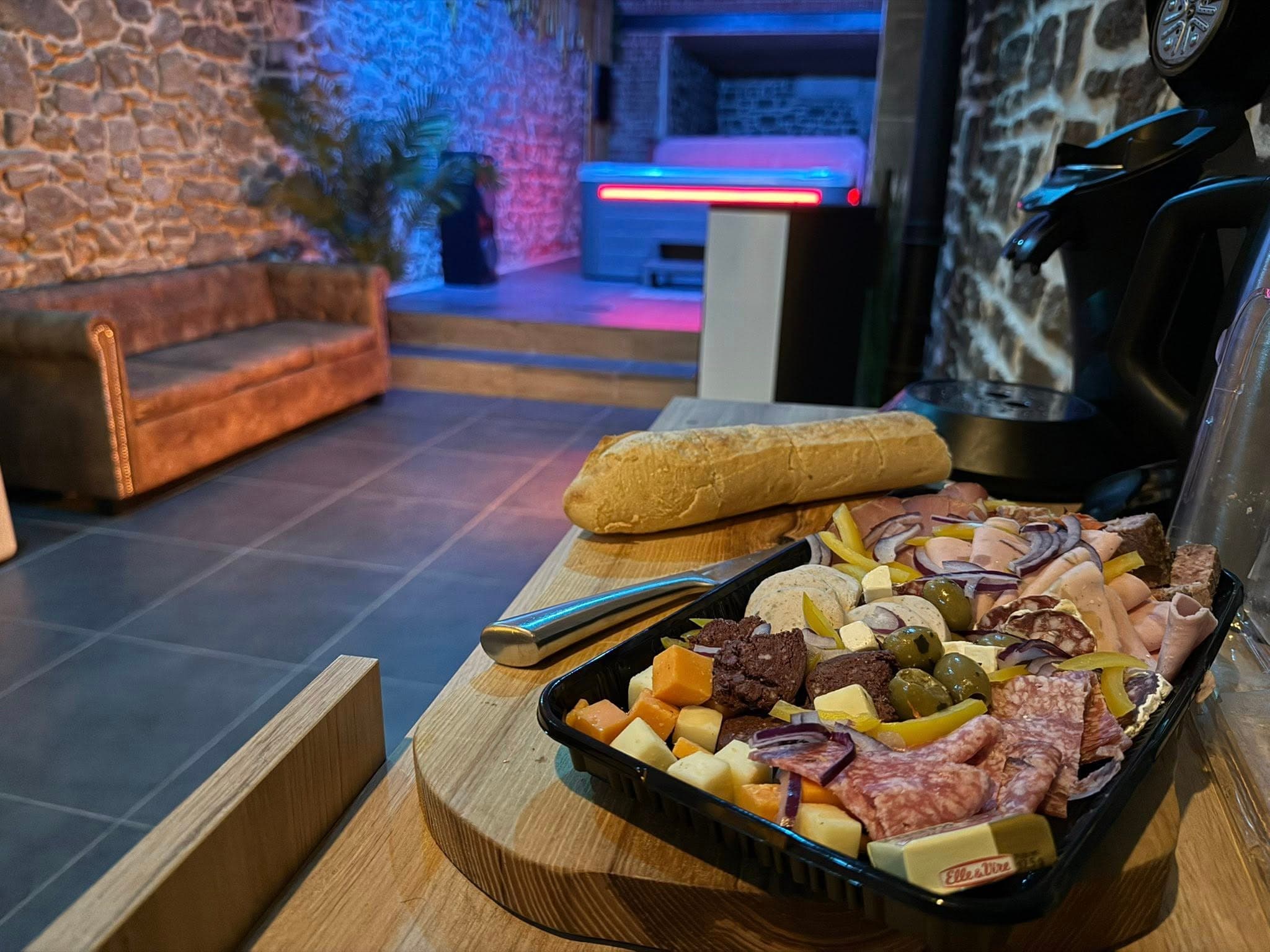 Planche salée préparée au spa privatif Une bulle de sparadis